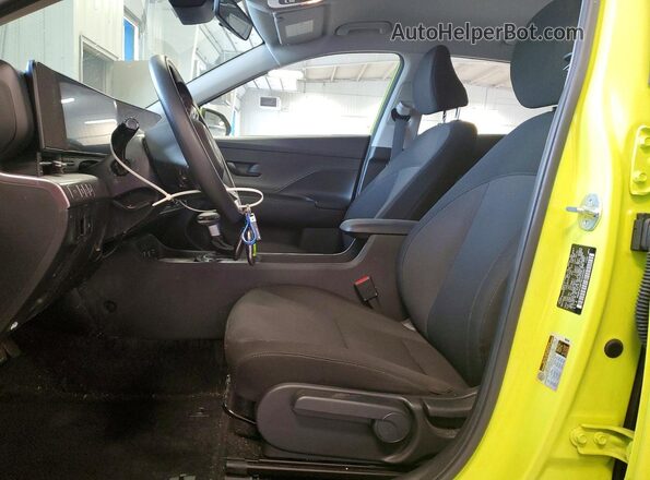 KM8HACAB7RU049957 2024 HYUNDAI KONA Green Front interior view