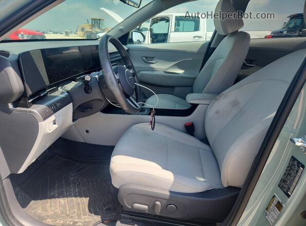 KM8HB3AB3SU213904 2025 HYUNDAI KONA Turquoise Вид салону спереду