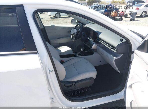 KM8HB3AB6SU334572 2025 HYUNDAI KONA White Front interior view
