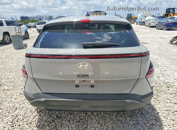 KM8HB3AB8SU199739 2025 HYUNDAI KONA Gray Rear view