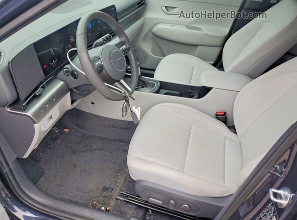 KM8HB3AB8SU315330 2025 HYUNDAI KONA Blue Vista interior delantera