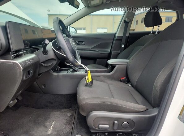 KM8HB3AB9SU213924 2025 HYUNDAI KONA White წინა სალონის ხედი