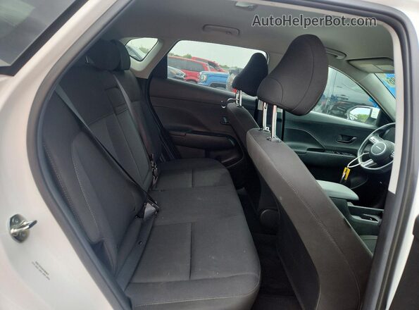 KM8HB3AB9SU213924 2025 HYUNDAI KONA White უკანა სალონის ხედი
