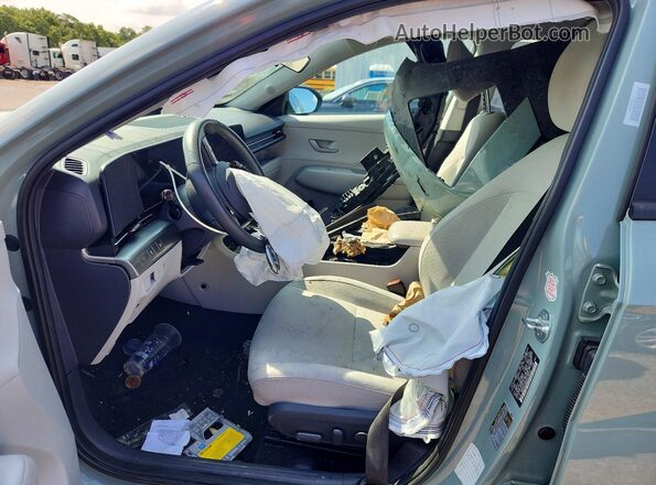 KM8HBCAB8RU132519 2024 HYUNDAI KONA Зеленый Вид салона спереди