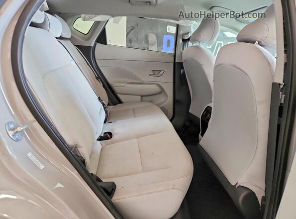 KM8HBCAB8RU152463 2024 HYUNDAI KONA Silver Widok wnętrza z tyłu