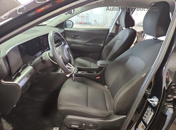 KM8HBCAB8SU291630 2025 HYUNDAI KONA Черный Вид салона спереди