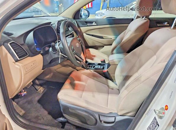 KM8J23A44MU318599 2021 HYUNDAI TUCSON White Вид салону спереду