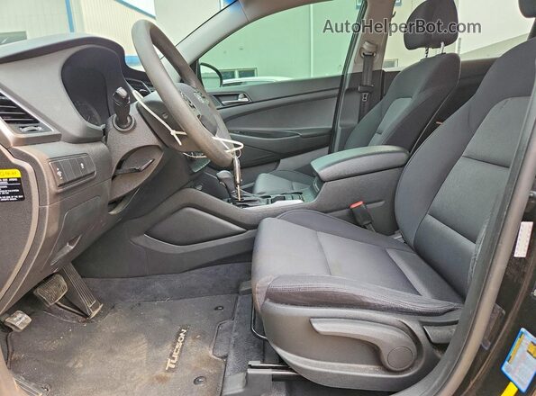 KM8J23A45HU570562 2017 HYUNDAI TUCSON Черный Вид салона спереди