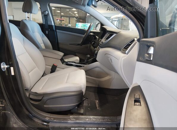 KM8J2CA49JU656141 2018 HYUNDAI TUCSON Черный Вид салона спереди