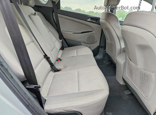 KM8J2CA49JU818236 2018 HYUNDAI TUCSON Silver Vista interior trasera