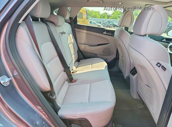 KM8J33A23JU637743 2018 HYUNDAI TUCSON Gray Rear interior view