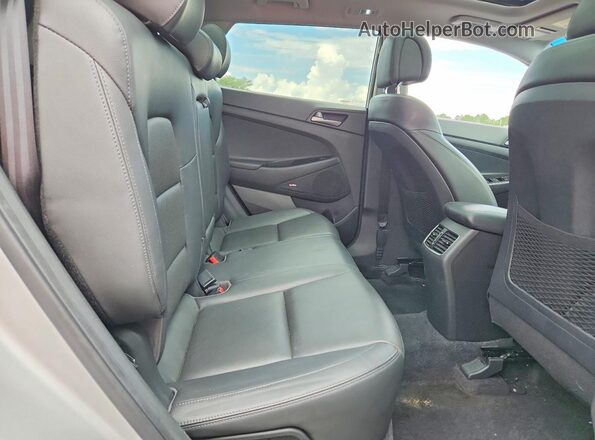 KM8J33A25JU716556 2018 HYUNDAI TUCSON Серебряный Вид задней части салона