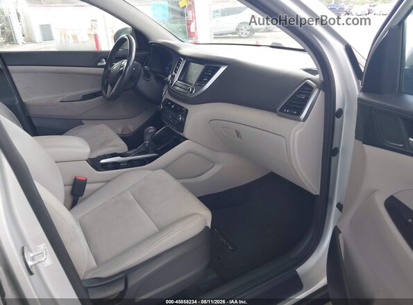 KM8J33A29JU787517 2018 HYUNDAI TUCSON Серебряный Вид салона спереди