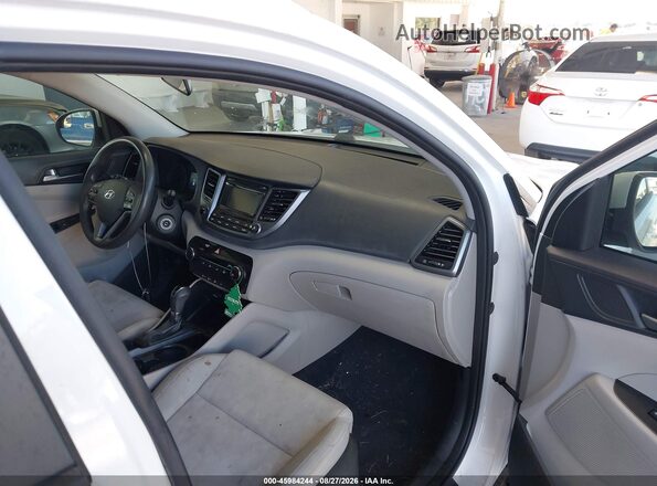 KM8J33A47HU506844 2017 HYUNDAI TUCSON White Вид салону спереду