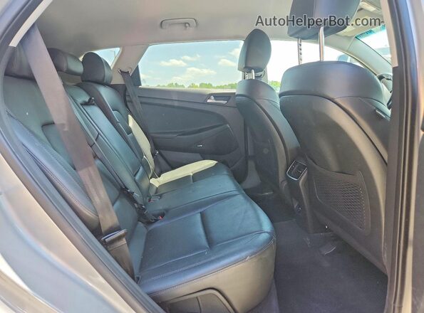 KM8J33AL4LU277961 2020 HYUNDAI TUCSON Silver Rear interior view