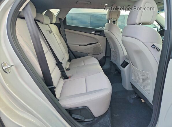 KM8J3CA21HU572000 2017 HYUNDAI TUCSON Silver უკანა სალონის ხედი