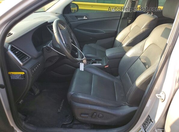 KM8J3CA2XJU620051 2018 HYUNDAI TUCSON Серебряный Вид салона спереди