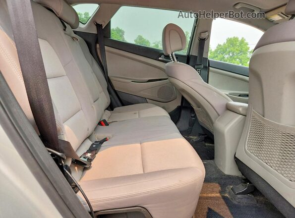 KM8J3CA42HU557443 2017 HYUNDAI TUCSON Silver Widok wnętrza z tyłu