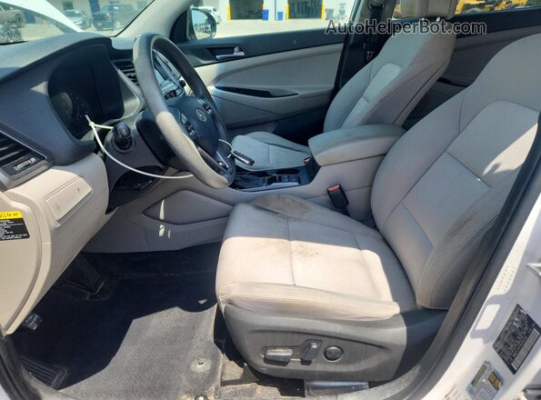 KM8J3CA47HU262189 2017 HYUNDAI TUCSON White Вид салону спереду