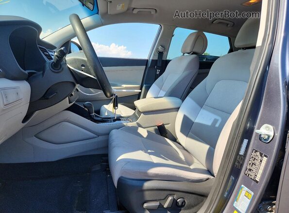 KM8J3CA49HU551171 2017 HYUNDAI TUCSON Серый Вид салона спереди