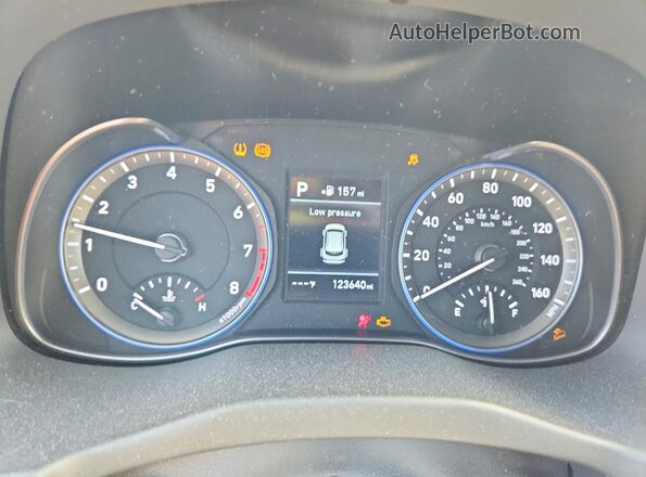 KM8K12AA0JU176545 2018 HYUNDAI KONA Gray Widok zestawu wskaźników