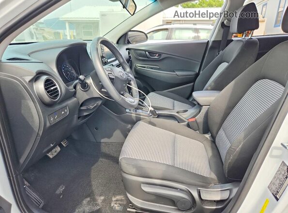 KM8K22AA1LU569079 2020 HYUNDAI KONA White წინა სალონის ხედი