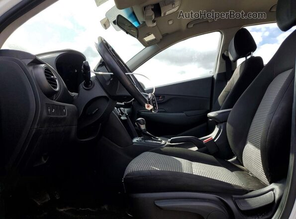 KM8K22AA4LU542684 2020 HYUNDAI KONA White წინა სალონის ხედი