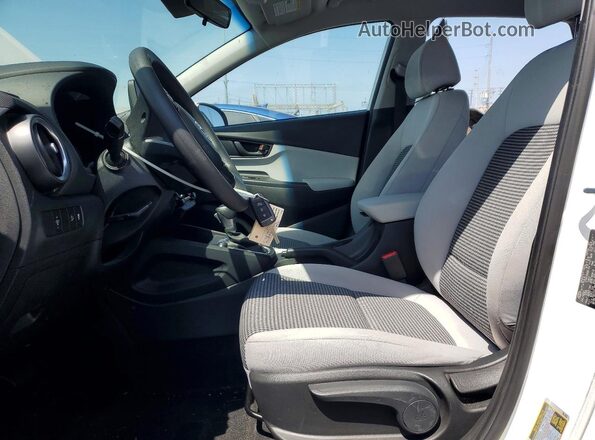 KM8K22AB3NU803623 2022 HYUNDAI KONA White Front interior view