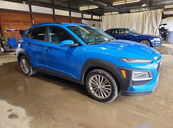 KM8K2CAA2MU599568 2021 HYUNDAI KONA Blue Delantero derecho