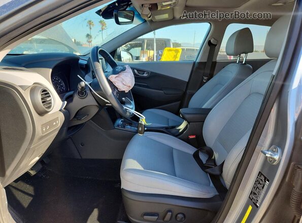KM8K33A57LU565673 2020 HYUNDAI KONA Gray Vista interior delantera
