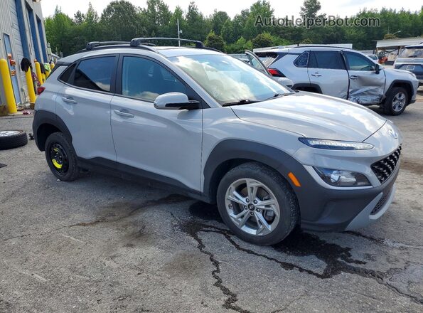 KM8K3CAB6PU023945 2023 HYUNDAI KONA Gray Delantero derecho