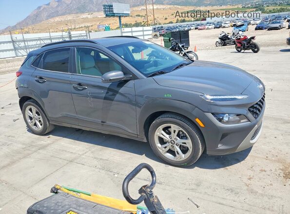 KM8K3CAB8PU012445 2023 HYUNDAI KONA Gray Delantero derecho