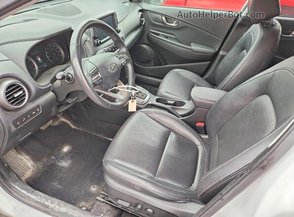 KM8K5CA5XMU625375 2021 HYUNDAI KONA Белый Вид салона спереди