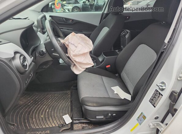 KM8K62AA5JU159015 2018 HYUNDAI KONA White Вид салону спереду