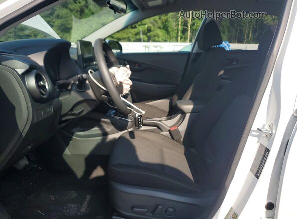 KM8K62AB9PU032513 2023 HYUNDAI KONA Белый Вид салона спереди