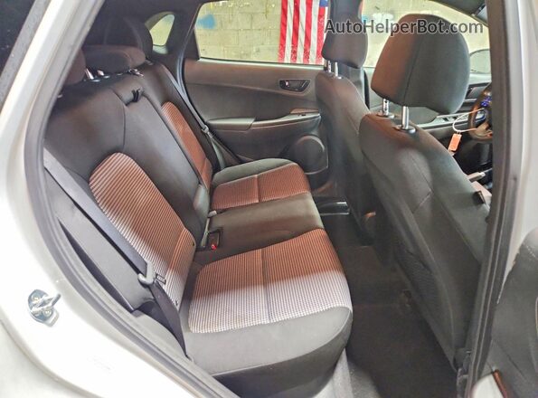 KM8K6CA57MU669606 2021 HYUNDAI KONA White Widok wnętrza z tyłu