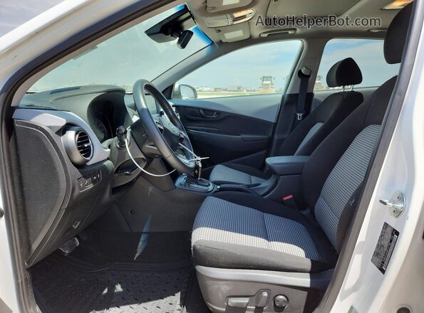 KM8K6CAA8MU747789 2021 HYUNDAI KONA White Front interior view