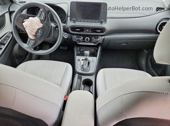KM8K6CAB6PU978722 2023 HYUNDAI KONA Белый Вид панели приборов