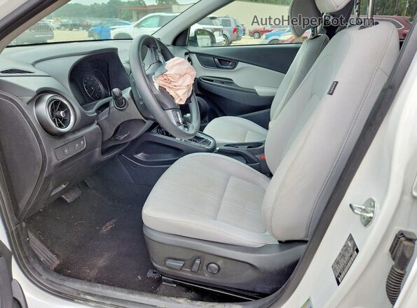 KM8K6CAB6PU978722 2023 HYUNDAI KONA Белый Вид салона спереди