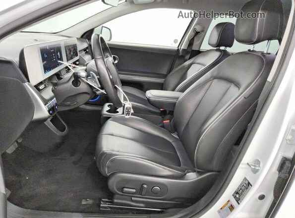 KM8KNDAF2PU229766 2023 HYUNDAI IONIQ White წინა სალონის ხედი