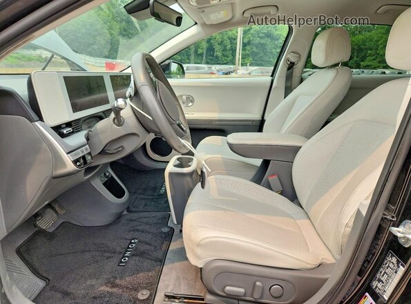 KM8KNDAF8PU124374 2023 HYUNDAI IONIQ Черный Вид салона спереди