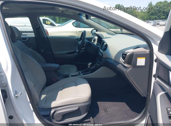 KMHC05LC5JU074794 2018 HYUNDAI IONIQ HYBRID White Front interior view
