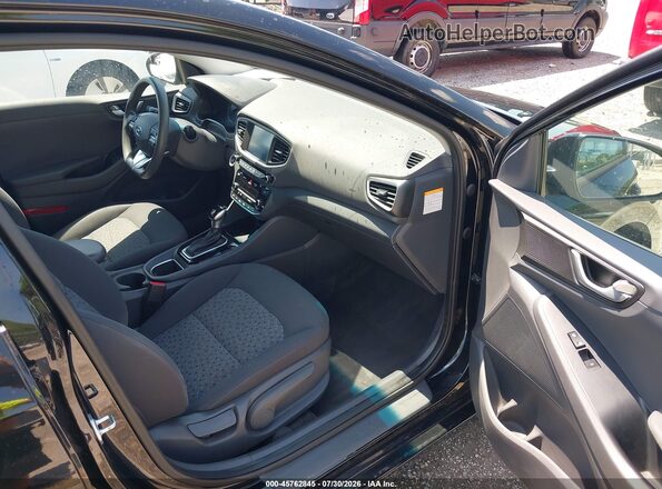 KMHC65LC0JU075477 2018 HYUNDAI IONIQ HYBRID Black Front interior view