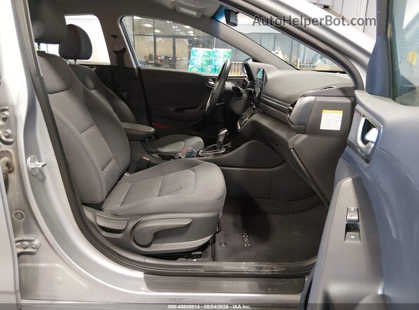 KMHC65LC0LU226126 2020 HYUNDAI IONIQ HYBRID Серебряный Вид салона спереди