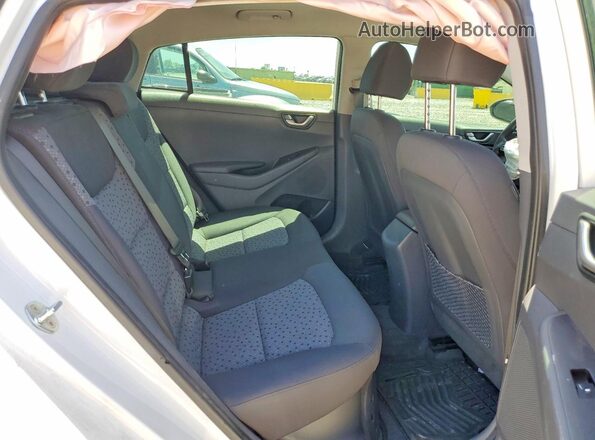 KMHC65LC2HU026839 2017 HYUNDAI IONIQ White Widok tylnych siedzeń
