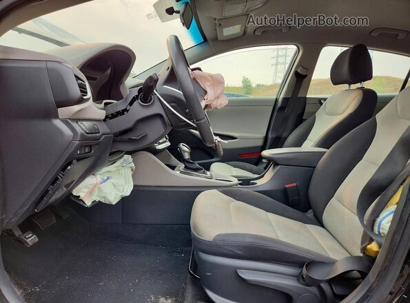 KMHC65LC2HU030745 2017 HYUNDAI IONIQ Черный Вид салона спереди