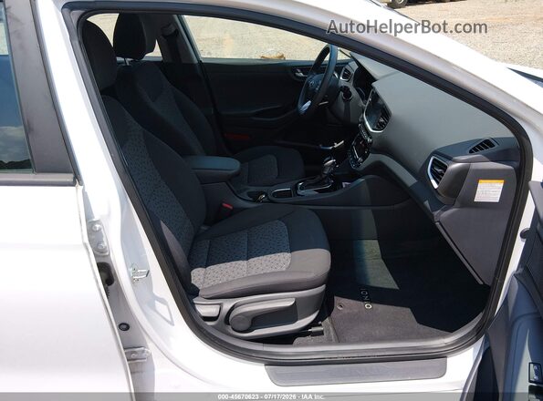 KMHC65LC2JU075593 2018 HYUNDAI IONIQ HYBRID White წინა სალონის ხედი