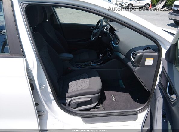 KMHC65LC3JU075800 2018 HYUNDAI IONIQ HYBRID White Вид салону спереду
