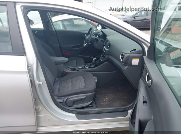 KMHC65LC6JU076102 2018 HYUNDAI IONIQ HYBRID Silver Widok wnętrza z przodu