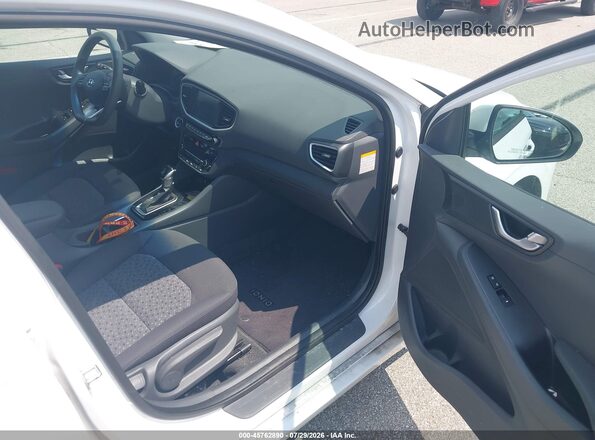 KMHC65LC7JU076318 2018 HYUNDAI IONIQ HYBRID White Widok wnętrza z przodu